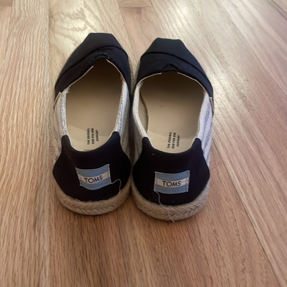 Tom’s slip on shoes in black and striped pattern size 7 women’s - Picture 3 of 8